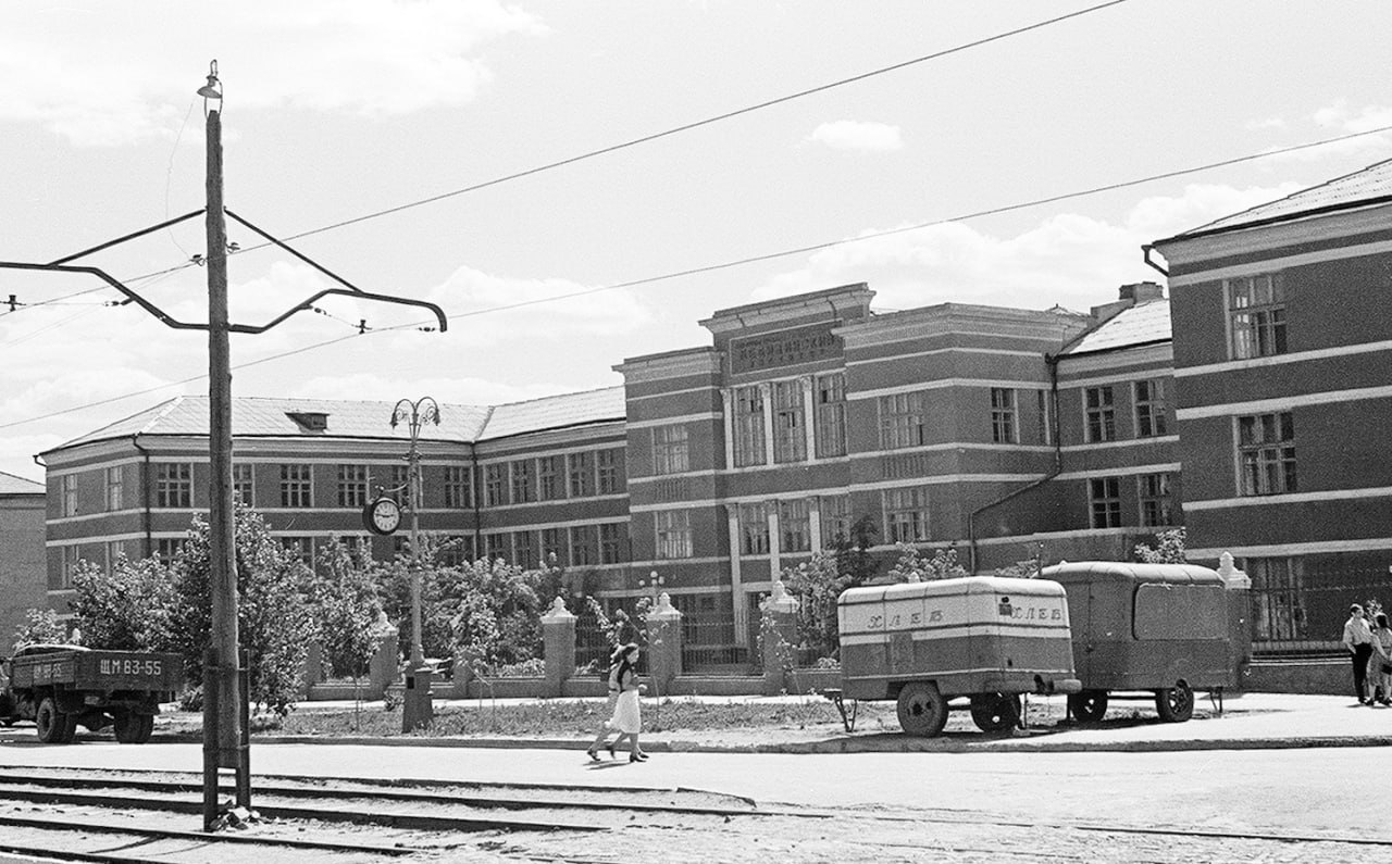 Первое учебное здание ВМИ на ул. Оборонной