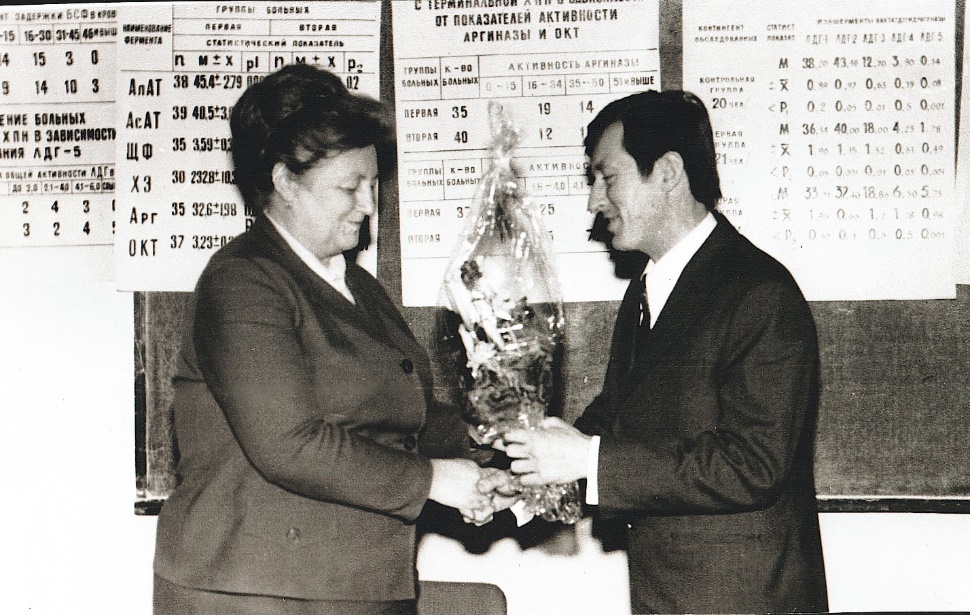 И.И. Чайковская поздравляет коллегу с защитой диссертации