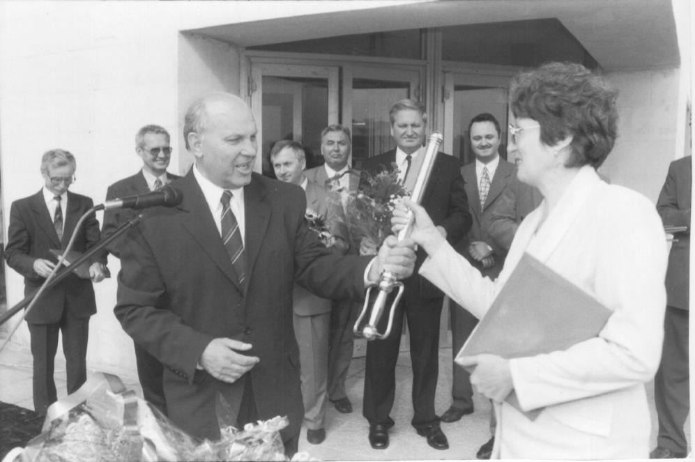 Открытие Дворца книги, ректор В.Г. Ковешников вручает ключ директору библиотеки Л.В. Роговой, 2000 г.