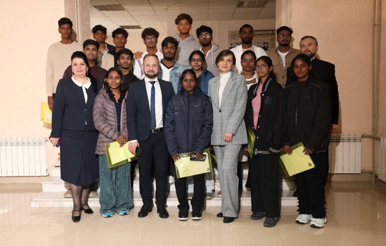 Индийские студенты изучают анатомию