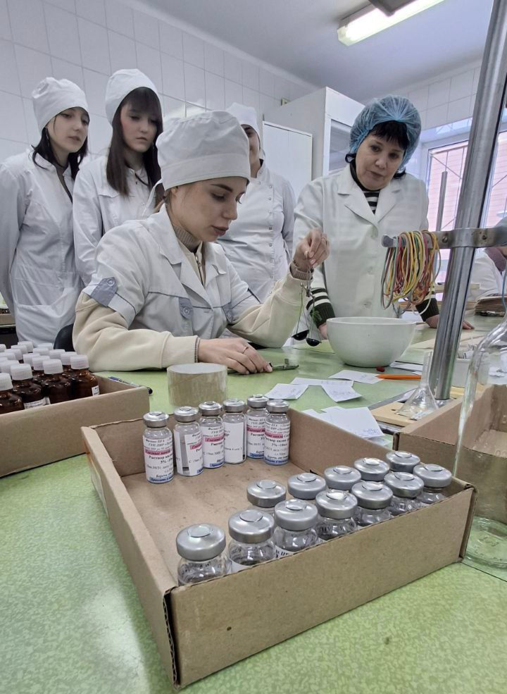 Студенты на практике