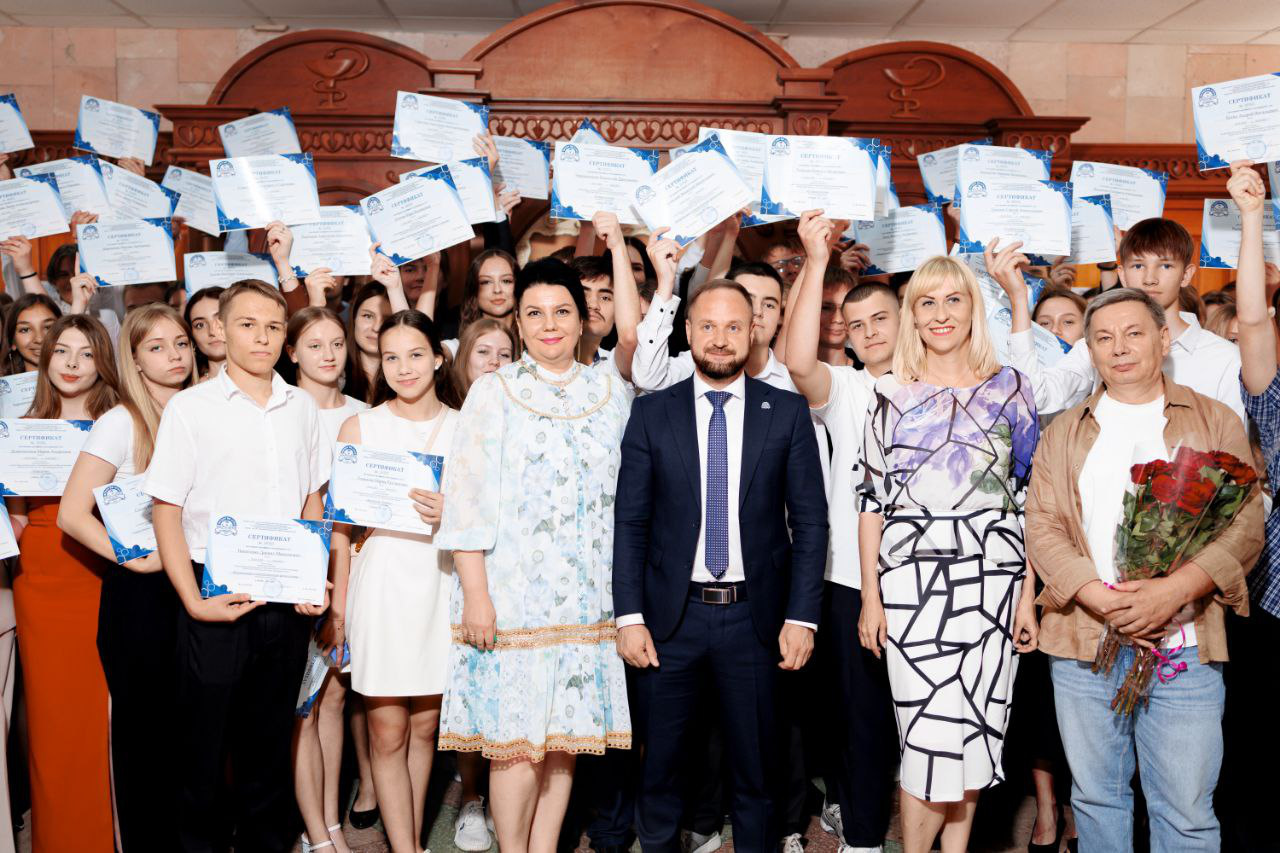 Ректор А.М. Левчин с выпускниками предуниверсария