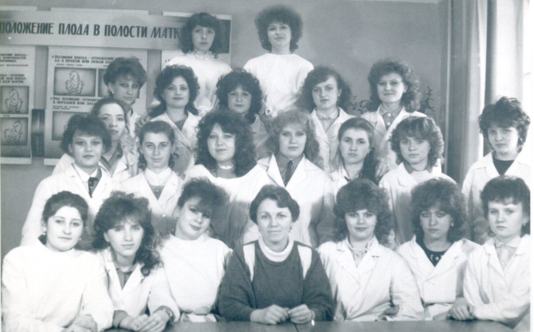 Преподаватель Л.В. Смирнова со студентами, 1987 г.