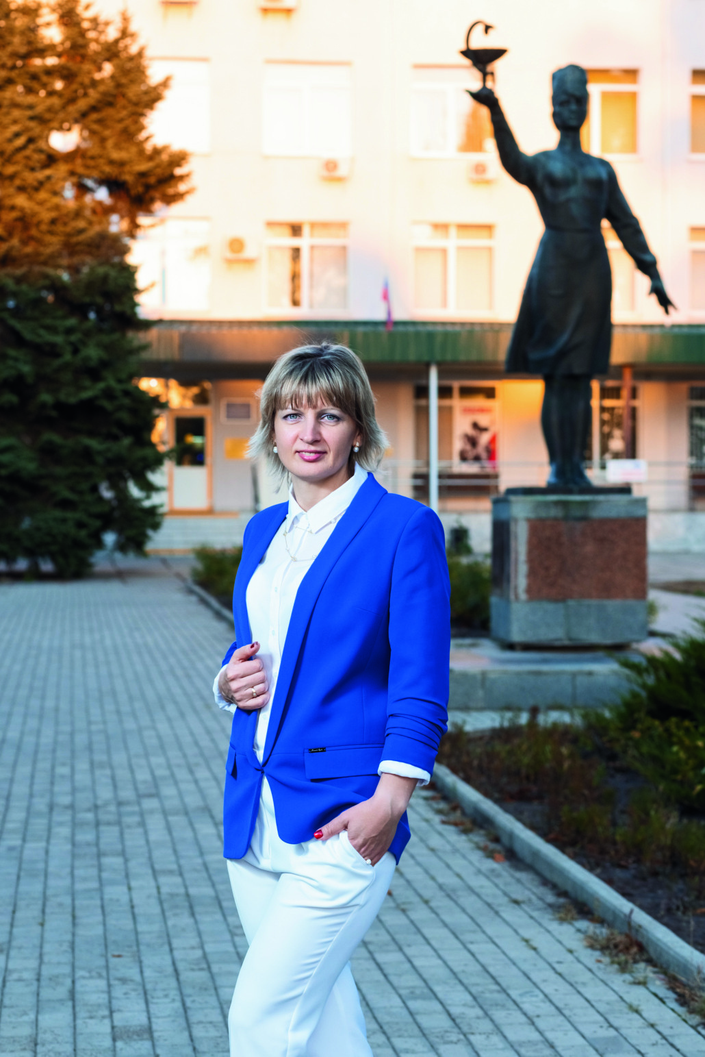 Н.С. Черникова на фоне главного корпуса ЛГМУ